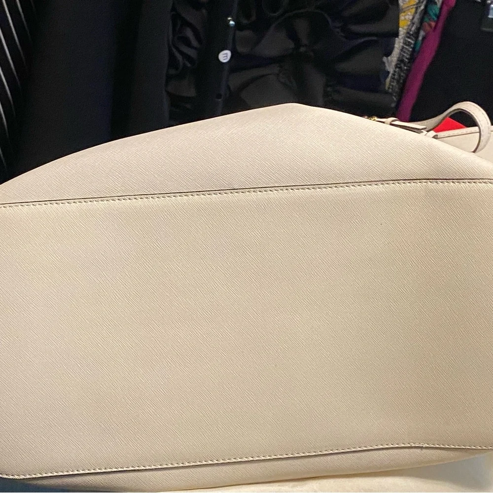 Michael Kors Cream Tote Bag - Picture 5 of 7